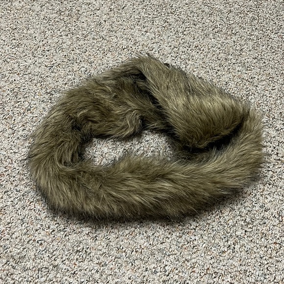 ❤️ NWT Lulu Faux Fur Infinity Scarf - Picture 1 of 2